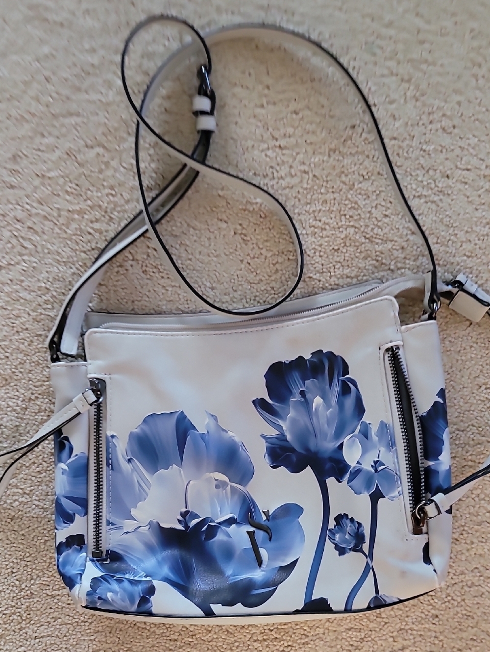Simply Vera Vera Wang Cara Crossbody Bag. Blue Floral On Light Gray PU - Picture 7 of 14
